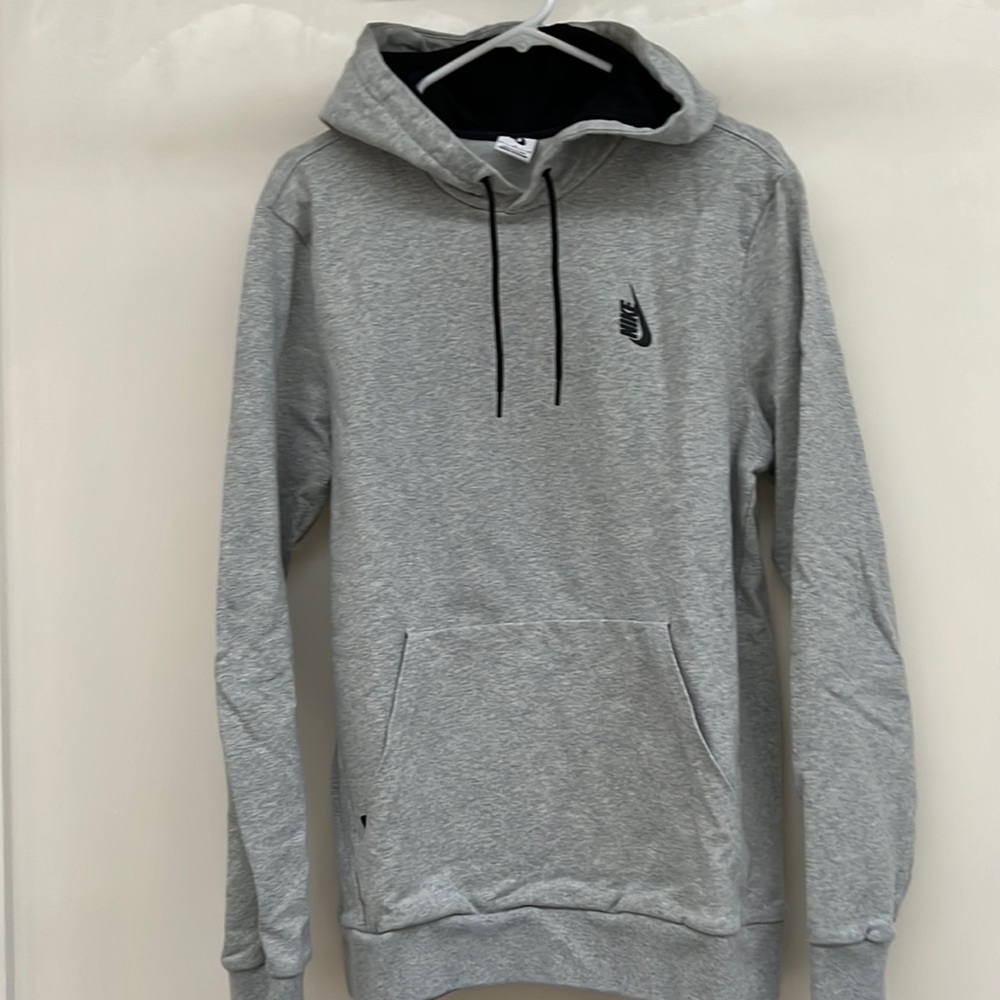 Nike hoodie! Perfect condition worn 1x. Zipper pockets.